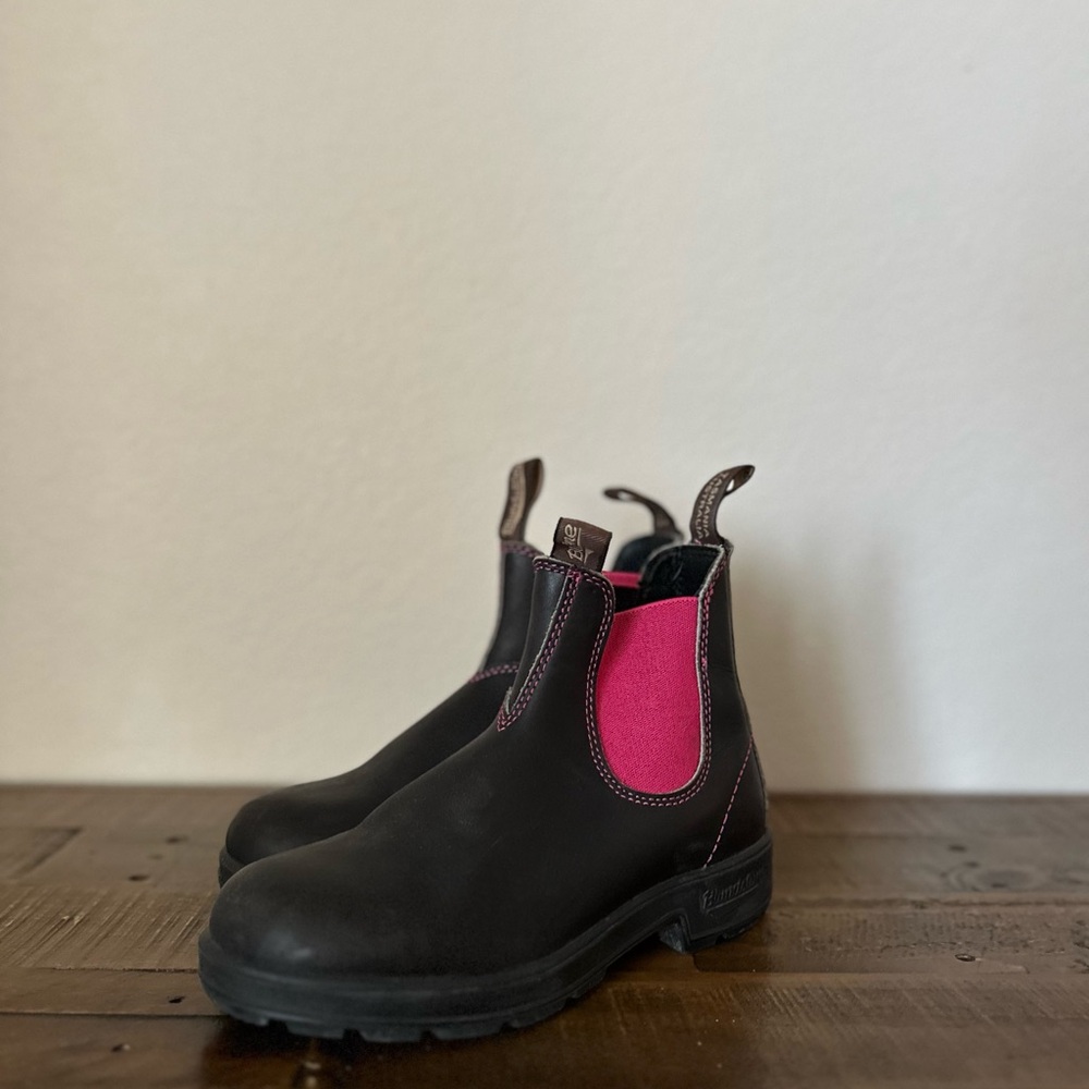 Women’s Blundstone Boots - Dark Brown with Hot Pink Elastic Panels